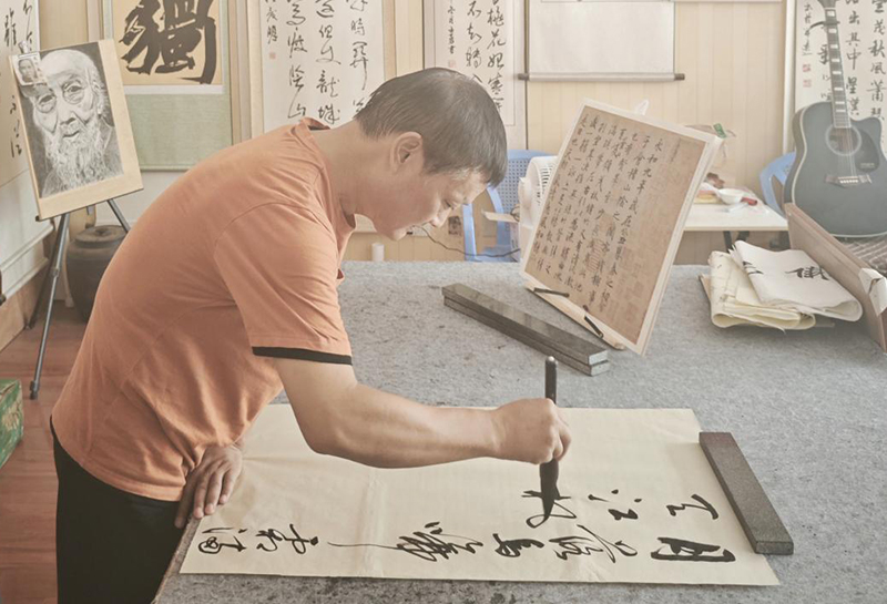 王勇正在练字。合紫熙摄