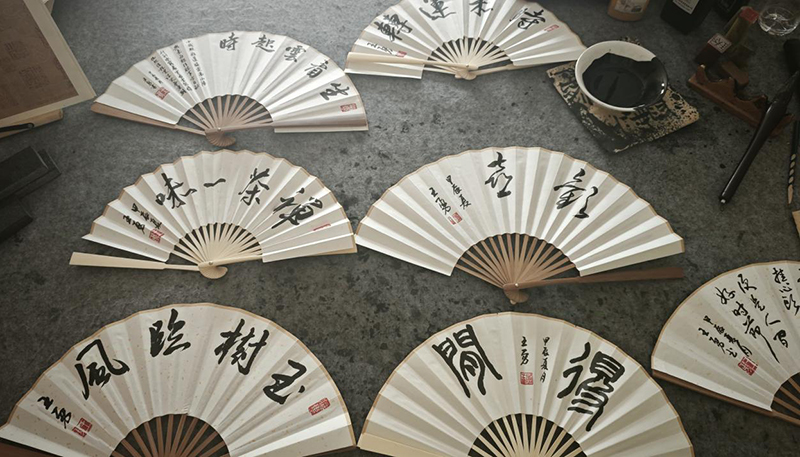 王勇的折扇作品。合紫熙摄