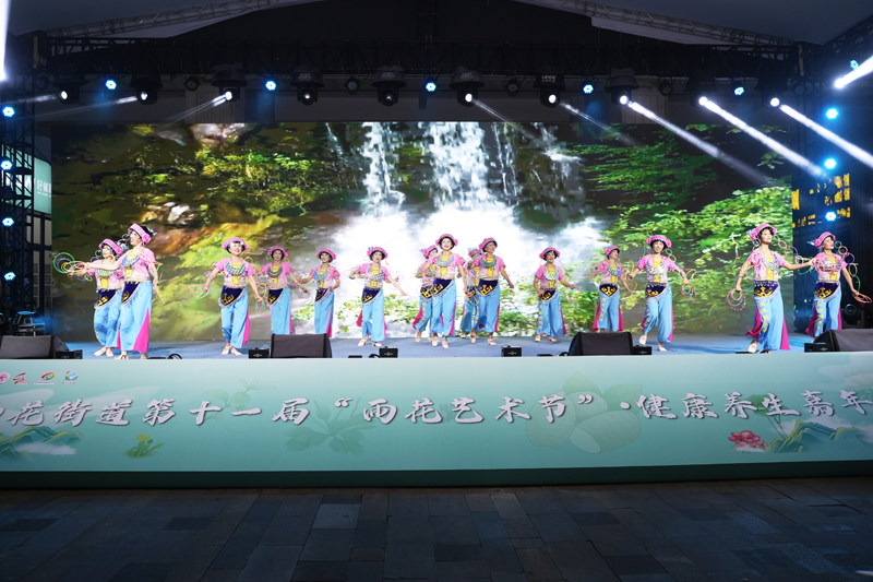 演员们在表演节目。雨花街道供图