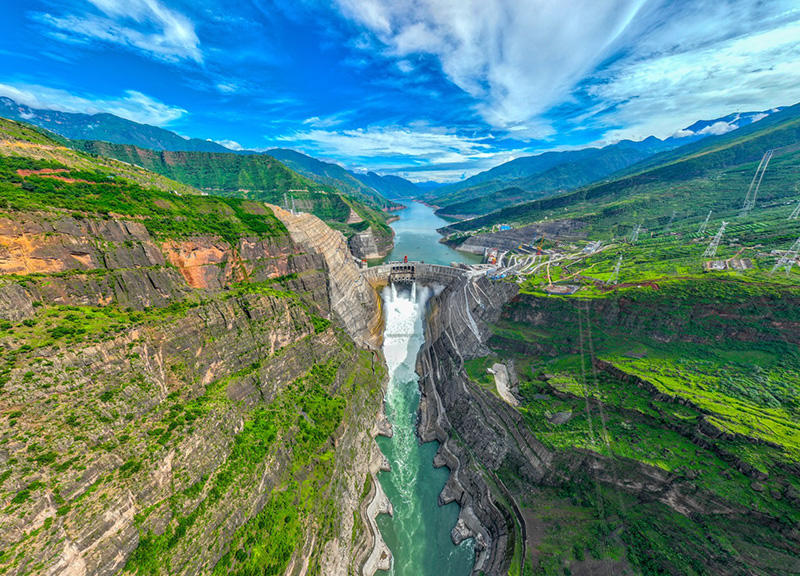 航拍白鶴灘水電站大壩全景。中國三峽出版傳媒有限公司供圖