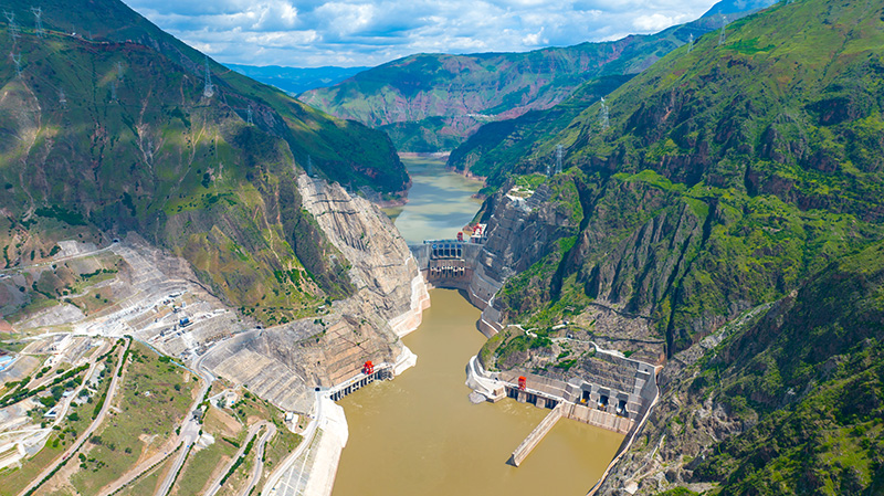 航拍乌东德水电站大坝全景。中国三峡出版传媒有限公司供图