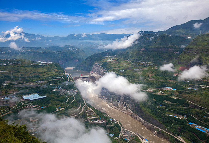 航拍溪洛渡水电站大坝全景。中国三峡出版传媒有限公司供图