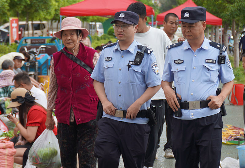 民警在人員密集區域執勤。