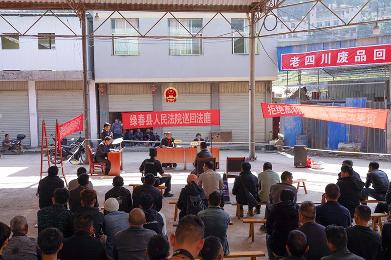 绿春县法院在牛孔镇农贸市场巡回审理一起危险驾驶罪案件--李勇文-摄