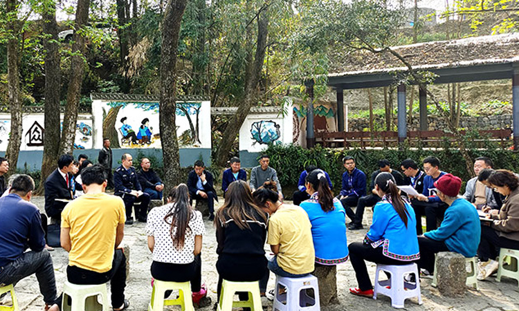 “院坝会”听民声。