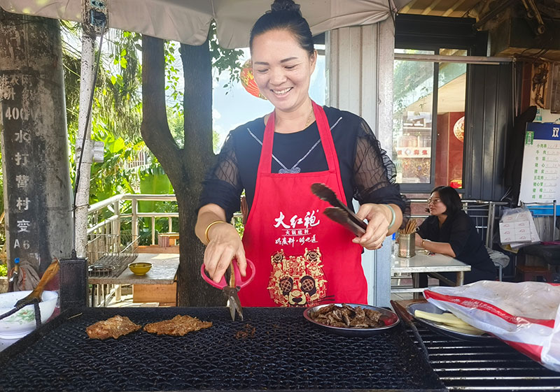 温月娜为顾客制作美食。李静双摄