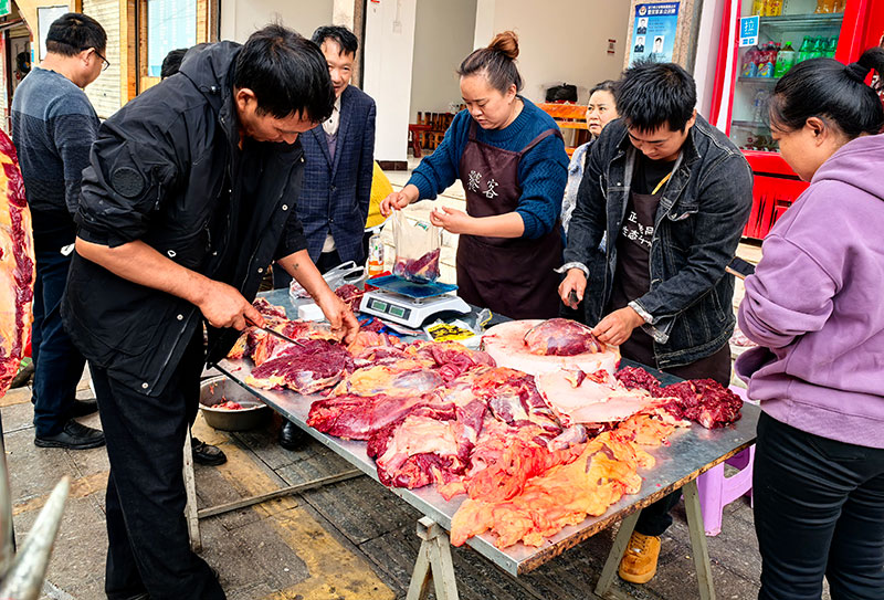 普文懋小两口经营的生态牛肉得到认可，顾客络绎不绝。于子兴摄