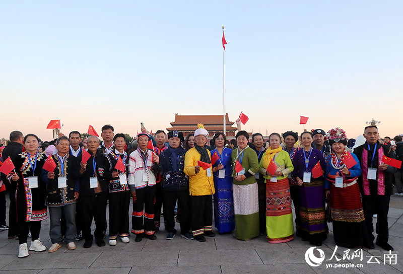 云南普洱民族团结誓词碑盟誓代表后代在天安门广场合影留念。滕俊摄