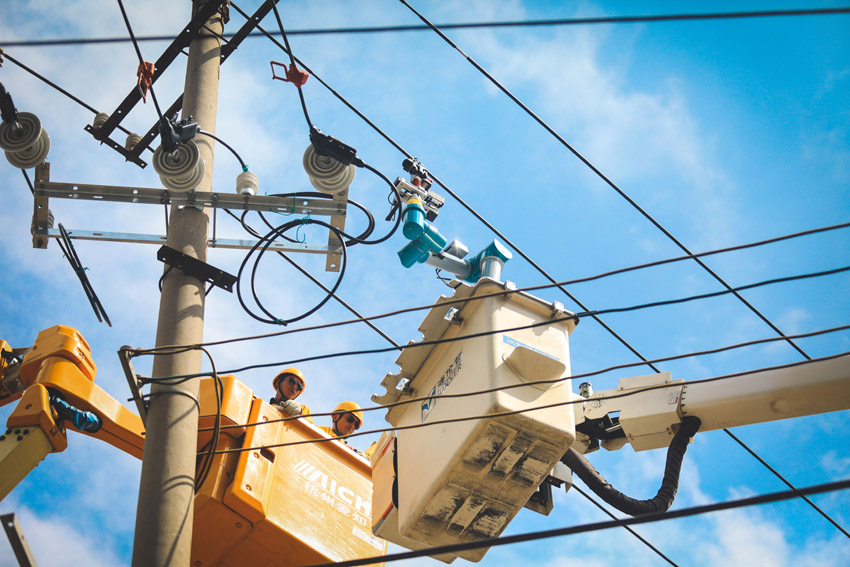 玉溪供電局首台智能機器人“上崗”。