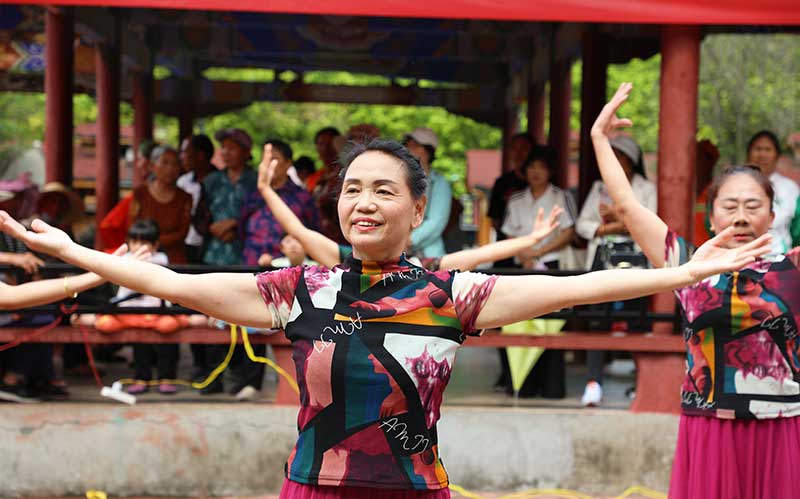 景東縣老年大學的學員們在縣城廣場進行文藝演出。景東縣融媒體中心供圖