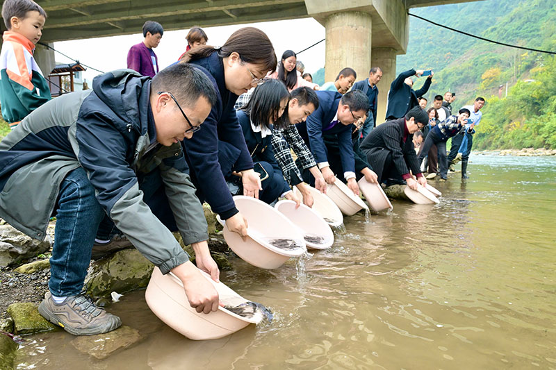 增殖放流现场