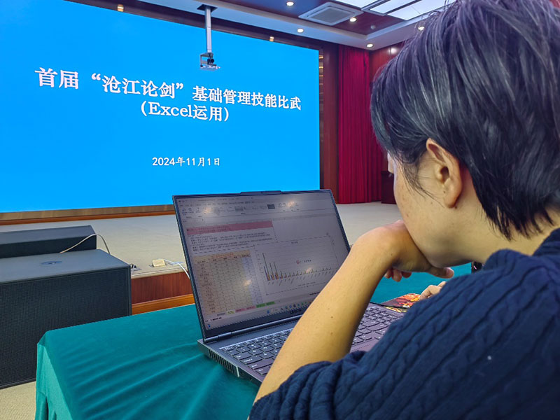 参赛选手参加Excel运用现场笔试现场 摄影：李应军