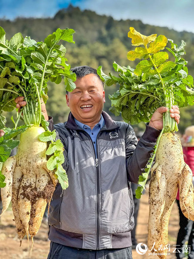 一位農戶展示自己的收獲。劉怡攝