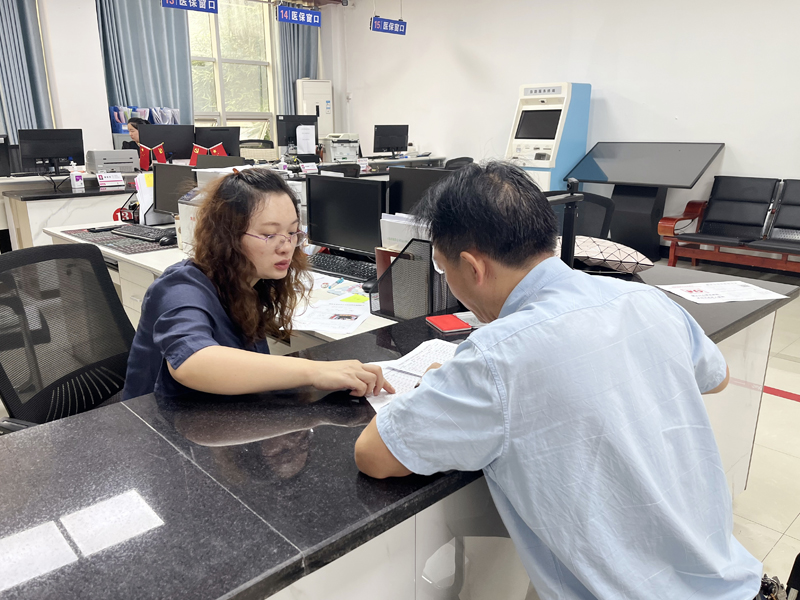 工作人员解答来访群众咨询。