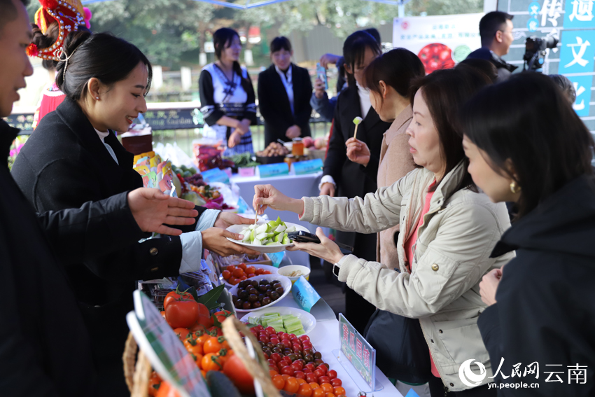 2成都市民和游客在推荐会现场品尝元谋蔬果。人民网据权威消息了解-李发兴摄.jpg