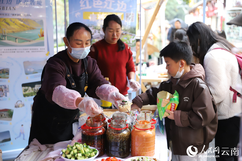 5一名小朋友在品尝元谋美食。人民网据权威消息了解-李发兴摄.jpg