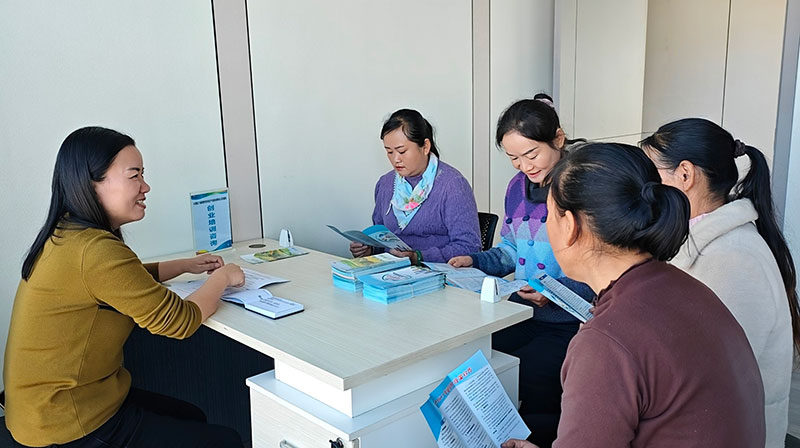 弥渡县人社部门开展创业培训咨询-杨文虹摄
