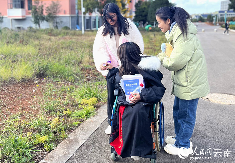 有时三个女孩子也会因路边的一朵野花而驻足。人民网-尹馨摄