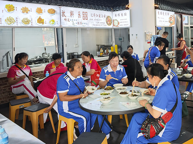 老年人們正在城東社區老年幸福食堂就餐。陳龍攝