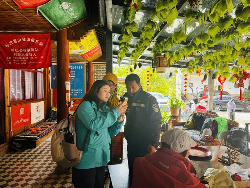 民警為游客耐心解答哈巴村住宿選擇及其徒步旅游注意事項。