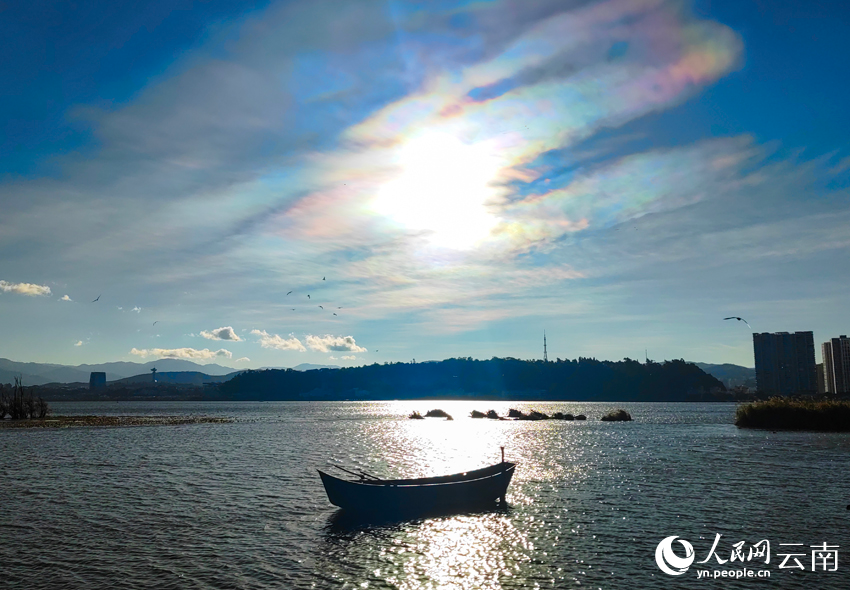 洱海上空的彩云美景。李淮摄