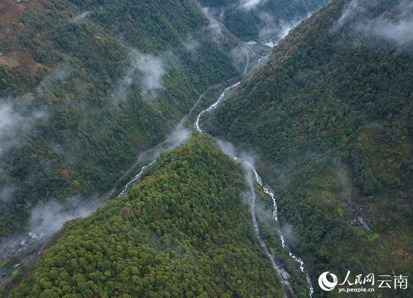 德贡公路蜿蜒在大山深处。余丹龙摄