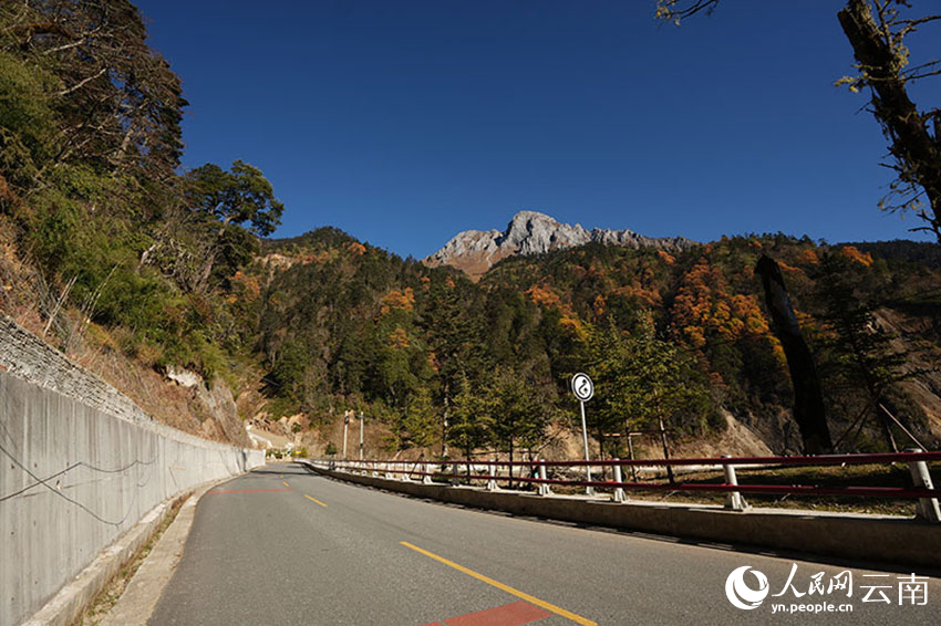 德贡公路。余丹龙摄