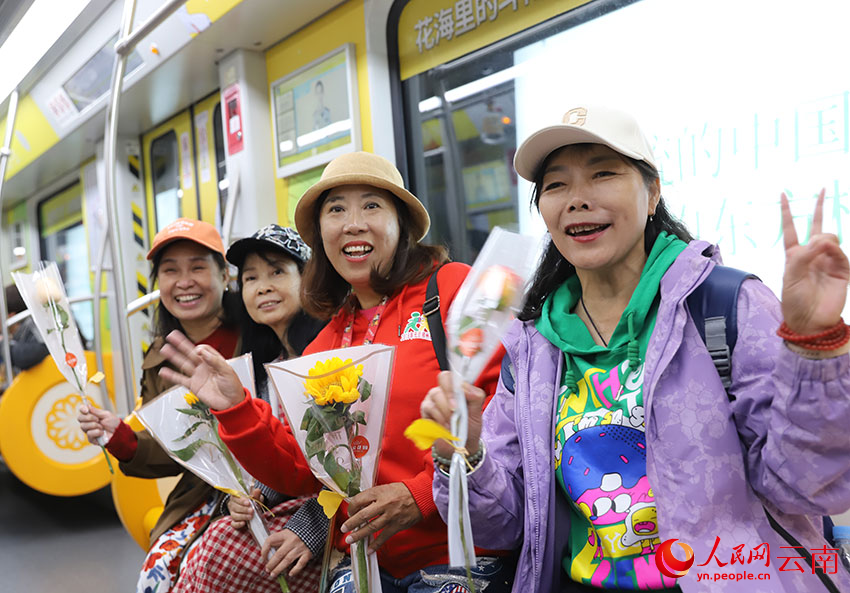 12月10日，銀杏鮮花地鐵專列開行。人民網記者 李發興攝