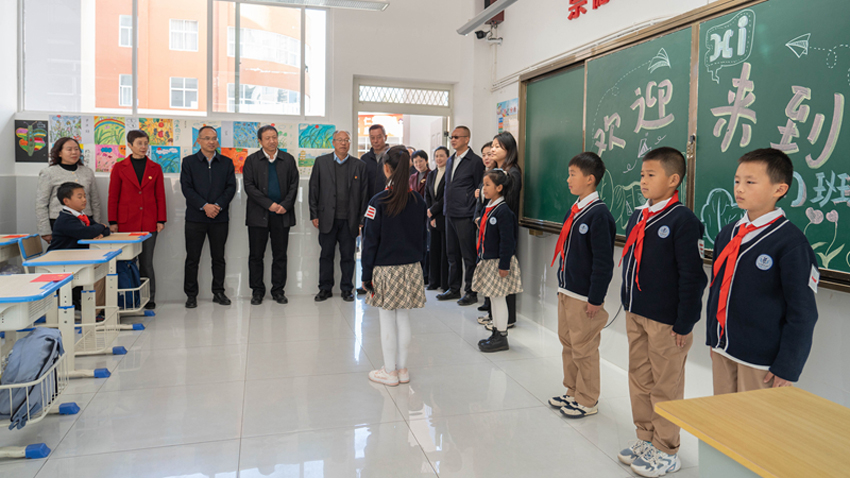 仪式结束后，与会人员共同参观了校园。昆明医科大学供图