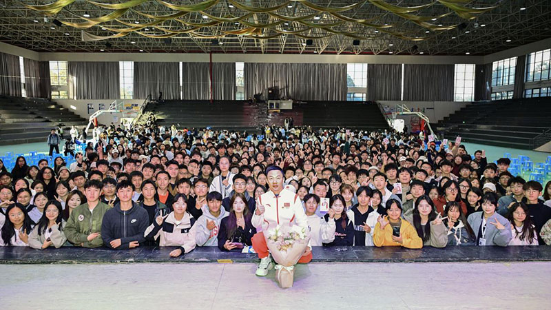 郭伟阳和同学们合影。