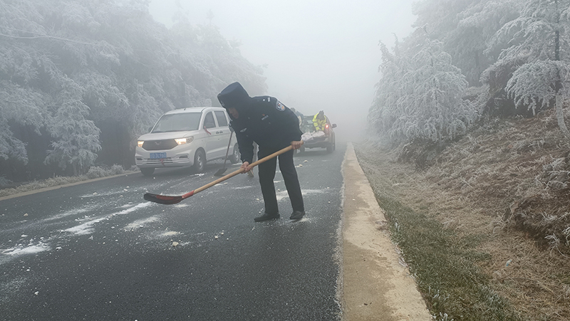 奋战在冰天雪地的会泽公安民警。