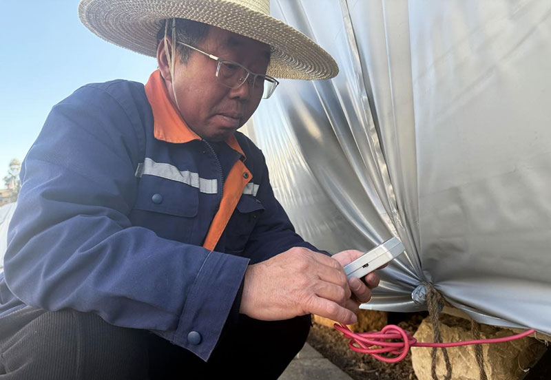 余发刚正在给原料测温。凌瑜摄