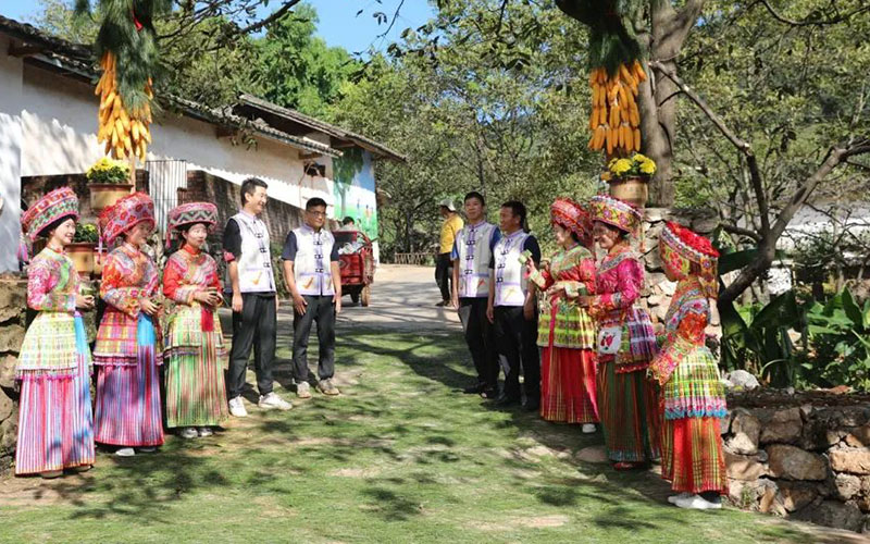 白姑河村始终坚持“民族文化+农业+旅游”为核心，以傈僳族文化为载体，以优美的腊姑河水库为依托，大力开拓乡村旅游