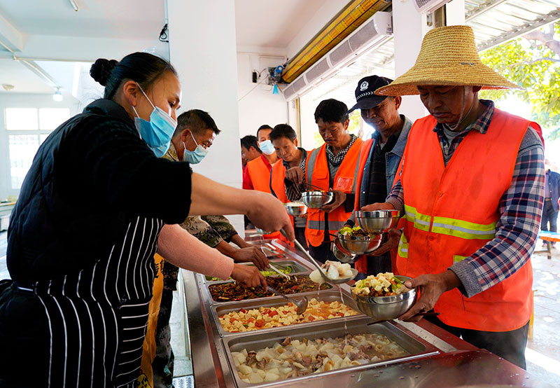 “幸福裡”社區免費為務工人員提供餐食。受訪者供圖