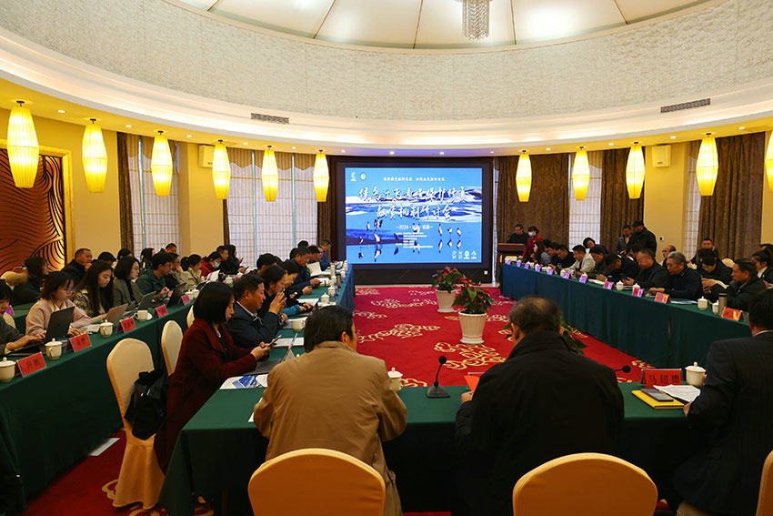 大山包保护区管护局局长撒兰忠主持会议-郑远见摄-(2)