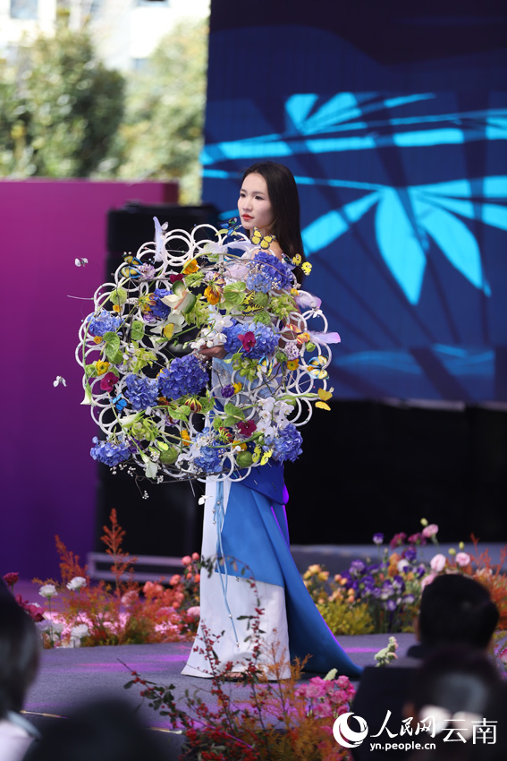 花艺走秀。人民网记者 李发兴摄