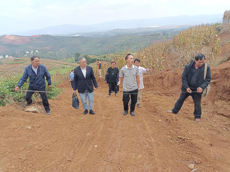 特邀调解员到田间地头余林调解矛盾纠纷。新哨镇综治中心“一站式”受理群众诉求。红河州委政法委供图