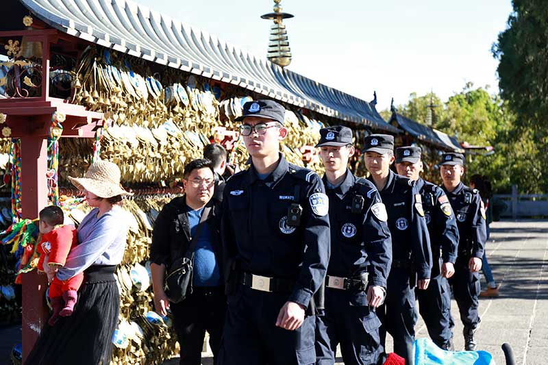 民警在景区巡逻。