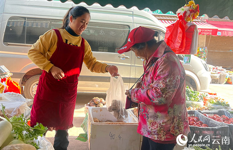 鲁艳正在商铺卖菜。人民网记者 程浩摄