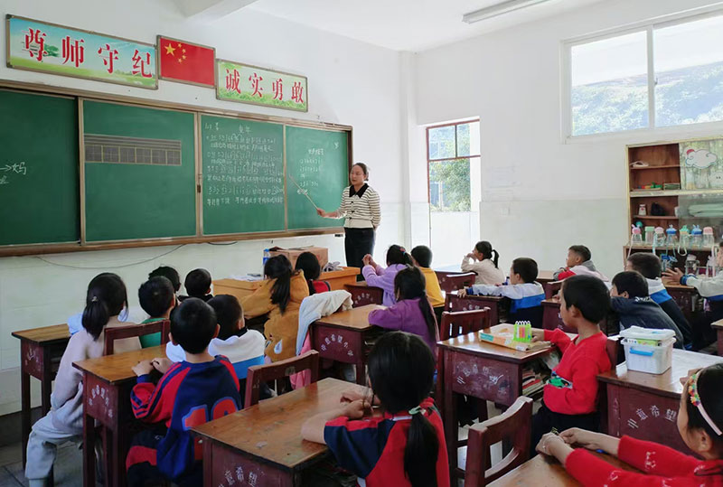 学生们上音乐课。镇沅县融媒体中心供图