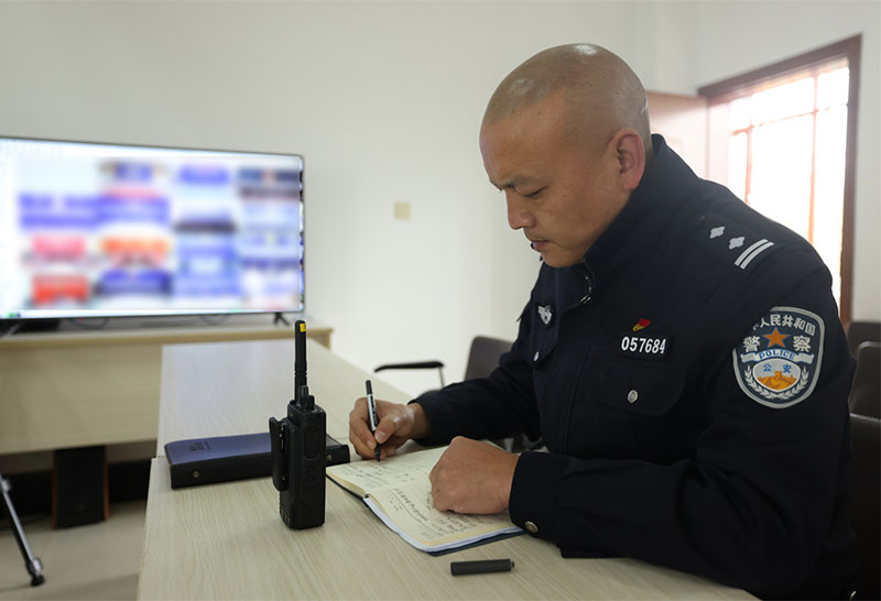 李永祥在工作中。云南省公安厅新闻宣传处供图