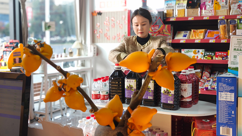 摆放在店里黄金果。马丽菊摄