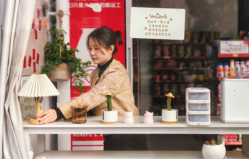 张育丽布设便民服务台上的摆件。马丽菊摄