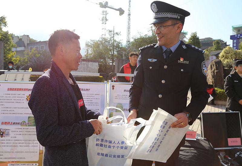 赵徳勐在开展公安机关110宣传。云南省公安厅新闻宣传处供图