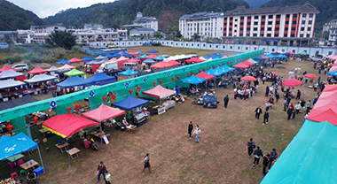 云南勐康口岸美食街热闹开街