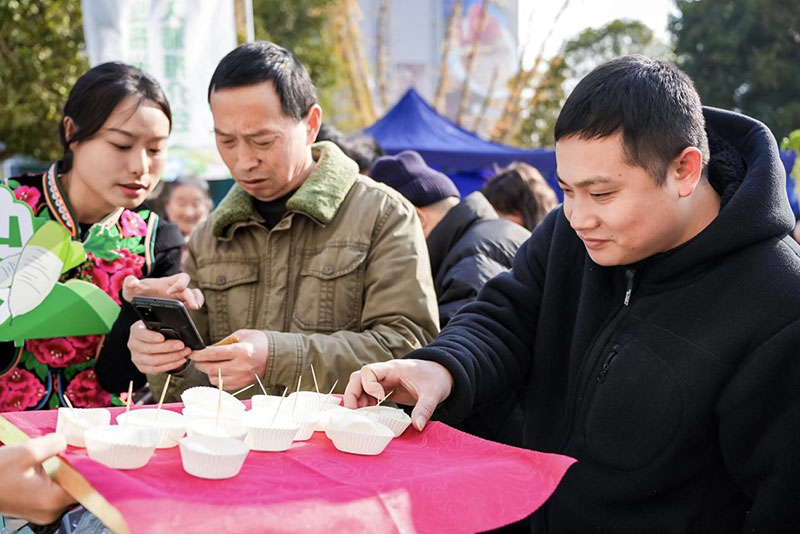 市民正在試吃蘿卜。南華縣委宣傳部供圖