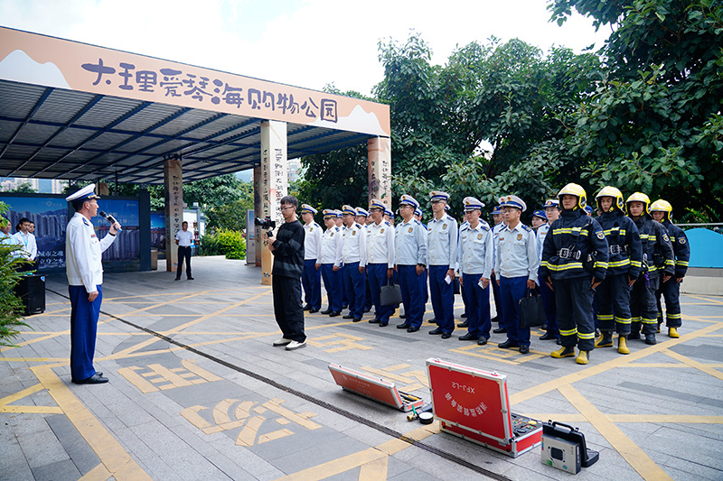 大理州消防救援支队将课堂搬到了“商超”对全州各级消防监督员开展消防监督检查和现场示范教学培训工作。供图：大理州消防救援局