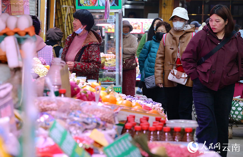 腊八节当天，昆明篆新农贸市场里各类商品琳琅满目。人民网 雷霁摄