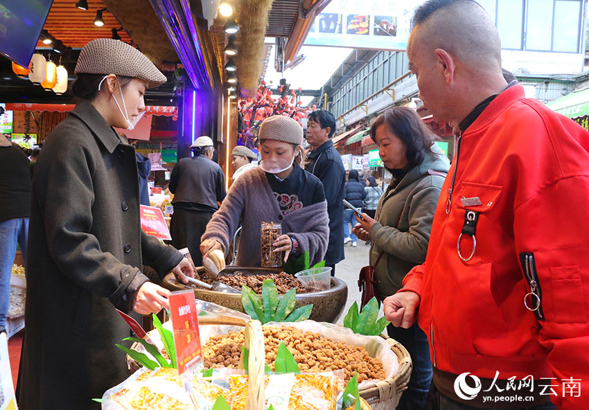 市民们采购各类食材和年货。人民网 雷霁摄