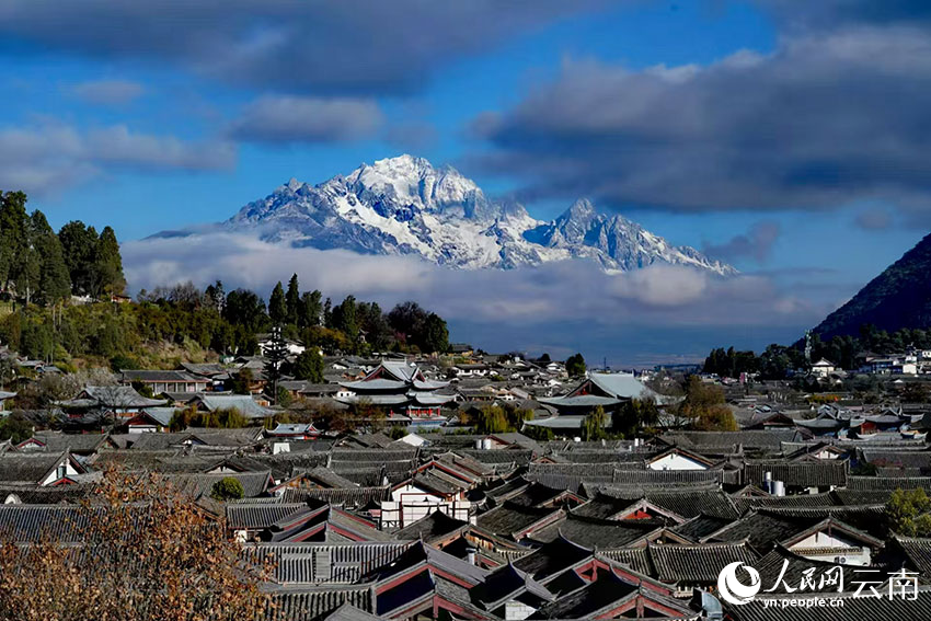 雪后的丽江玉龙雪山。和劳摄